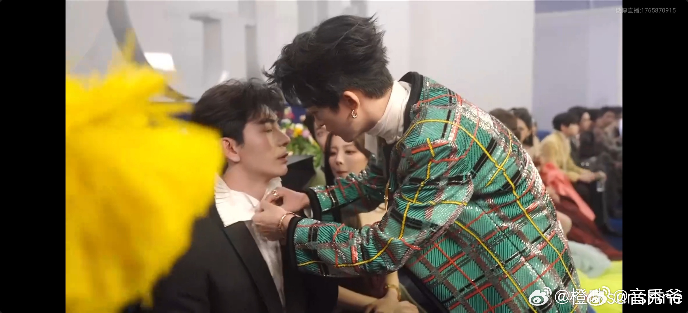 谁在帮陈星旭整理伊丽莎白圈这段后台花絮也太可爱了，黄子弘凡负责左边，曾舜晞盯右边