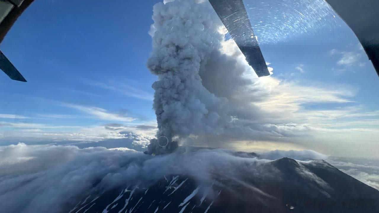 俄罗斯堪察加半岛的克拉舍宁尼科夫火山喷发，据称这是人类观测史上该火山的首次喷发。