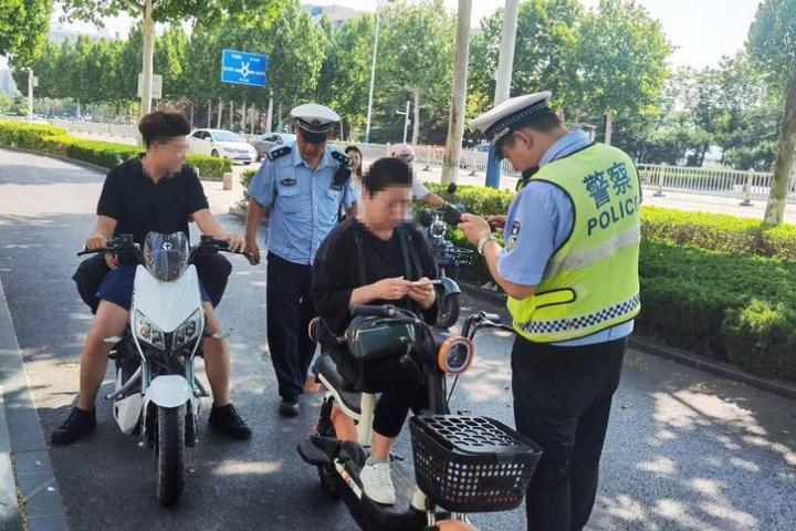 总算聪明了一回，交警看见我的电动车居然没罚，还竖起大拇哥！
 
天天骑电动车出门