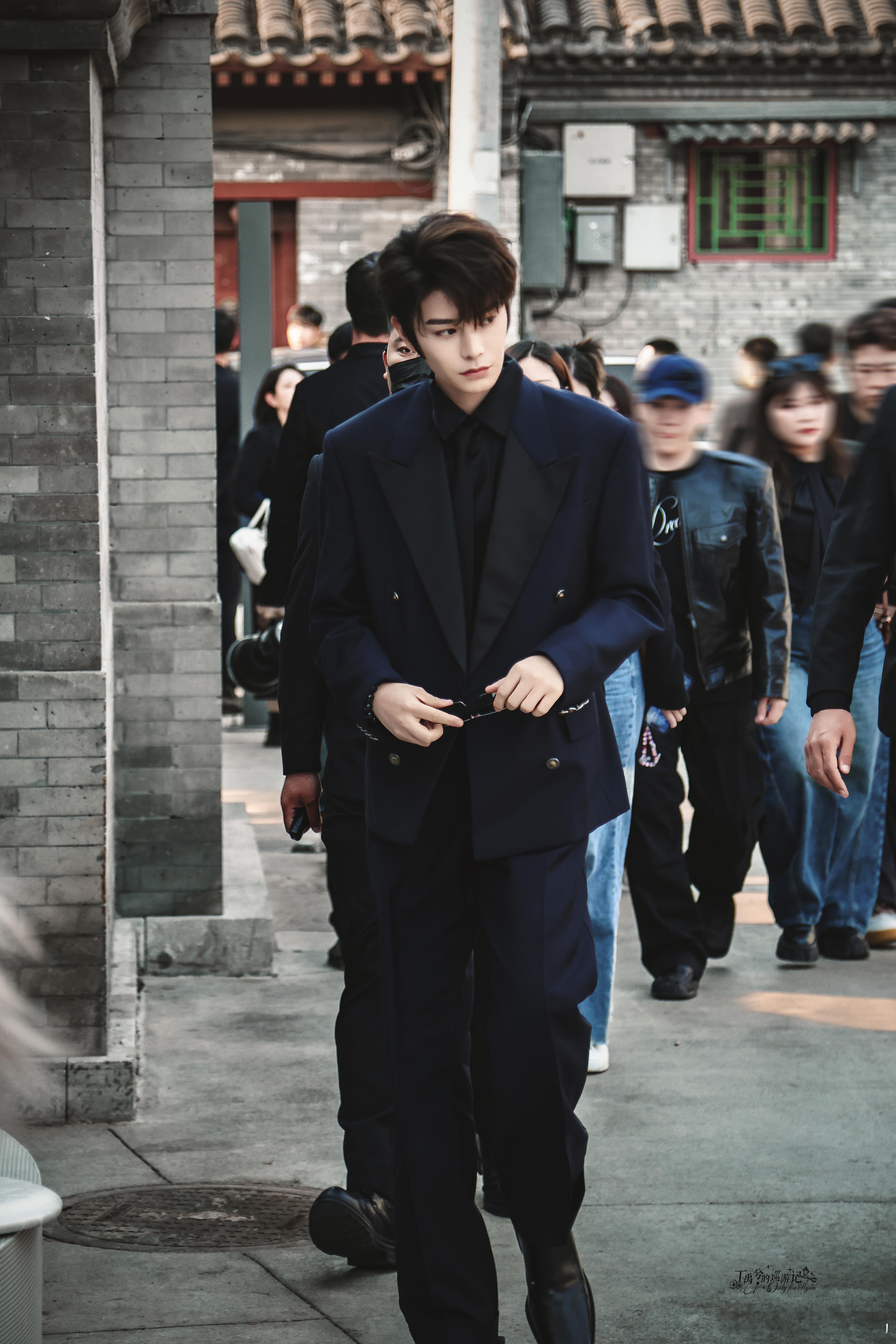 丁禹兮把水晶手串拆了送粉丝 不用昂贵的礼物堆砌好感，简简单单一个拆手串的举动，就