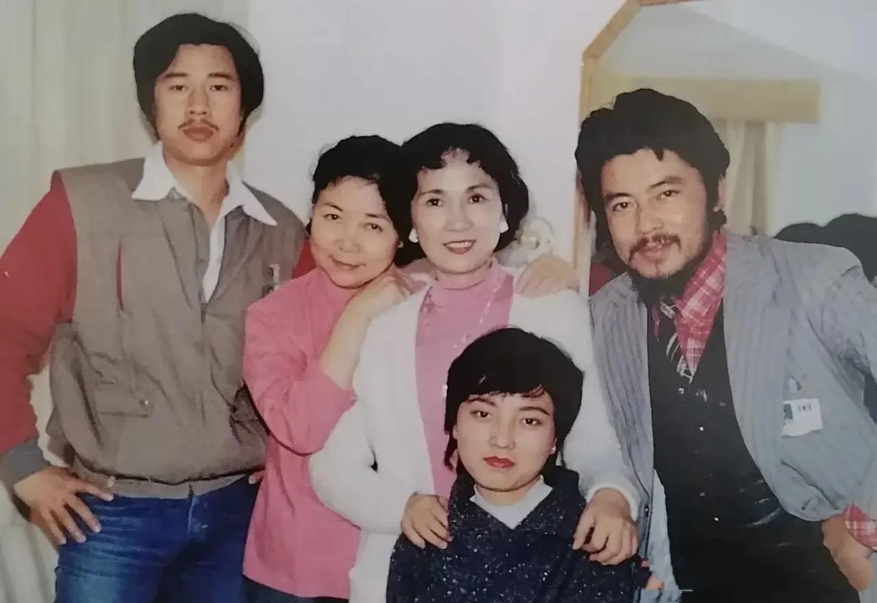 发现合影里田华老师的照片特多，那就再发几张
图一 田华 金迪好姐妹，张丰毅留个小