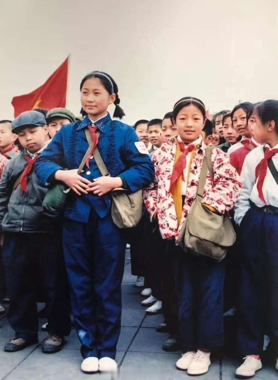 1984年，武汉。黄鹤楼底下排队春游的学生，那会儿不玩手机，几乎没人戴眼镜。你有