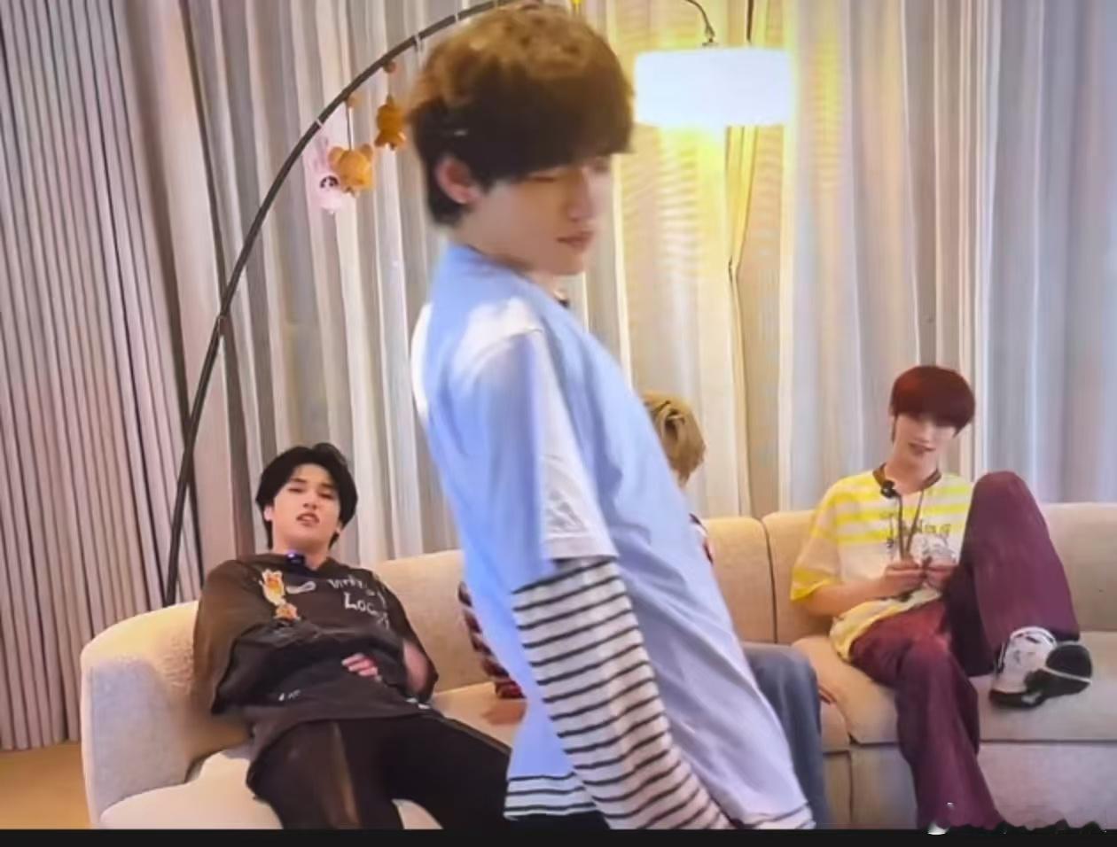 宋亚轩直播飞吻宋亚轩珍珠小子飞吻宋亚轩直播飞吻，好会，