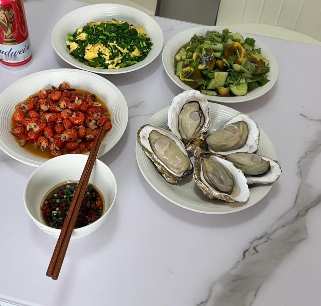 这桌菜真丰盛，有龙虾、生蚝和沙拉！在北方是什么级别？