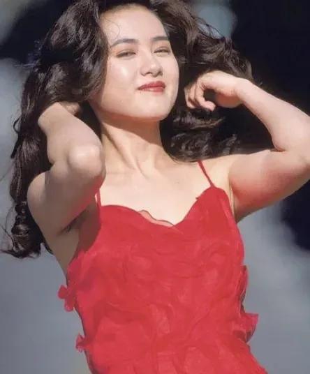 她，五官精致，长相清纯，美丽动人，倾国倾城，小家碧玉，一双弯弯的柳叶眉，实在是太