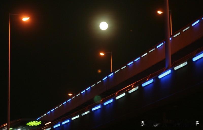 看到“月色朦胧照孤影”这句上联，瞬间氛围感就来了。朦胧月色下一个孤独身影，满是寂