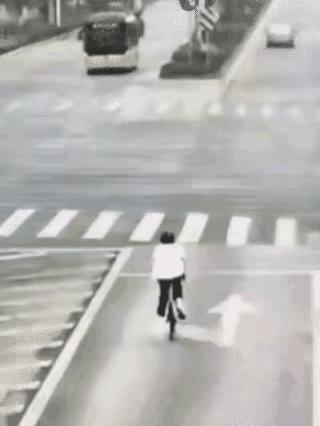 你觉得谁闯红灯了？