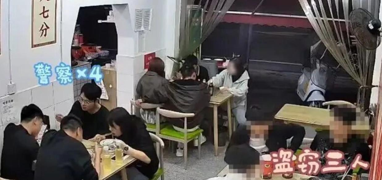 有点太狂了！” 成都彭州，四名民警加班后钻进小馆子吃宵夜， 饭还没吃几口，就注意