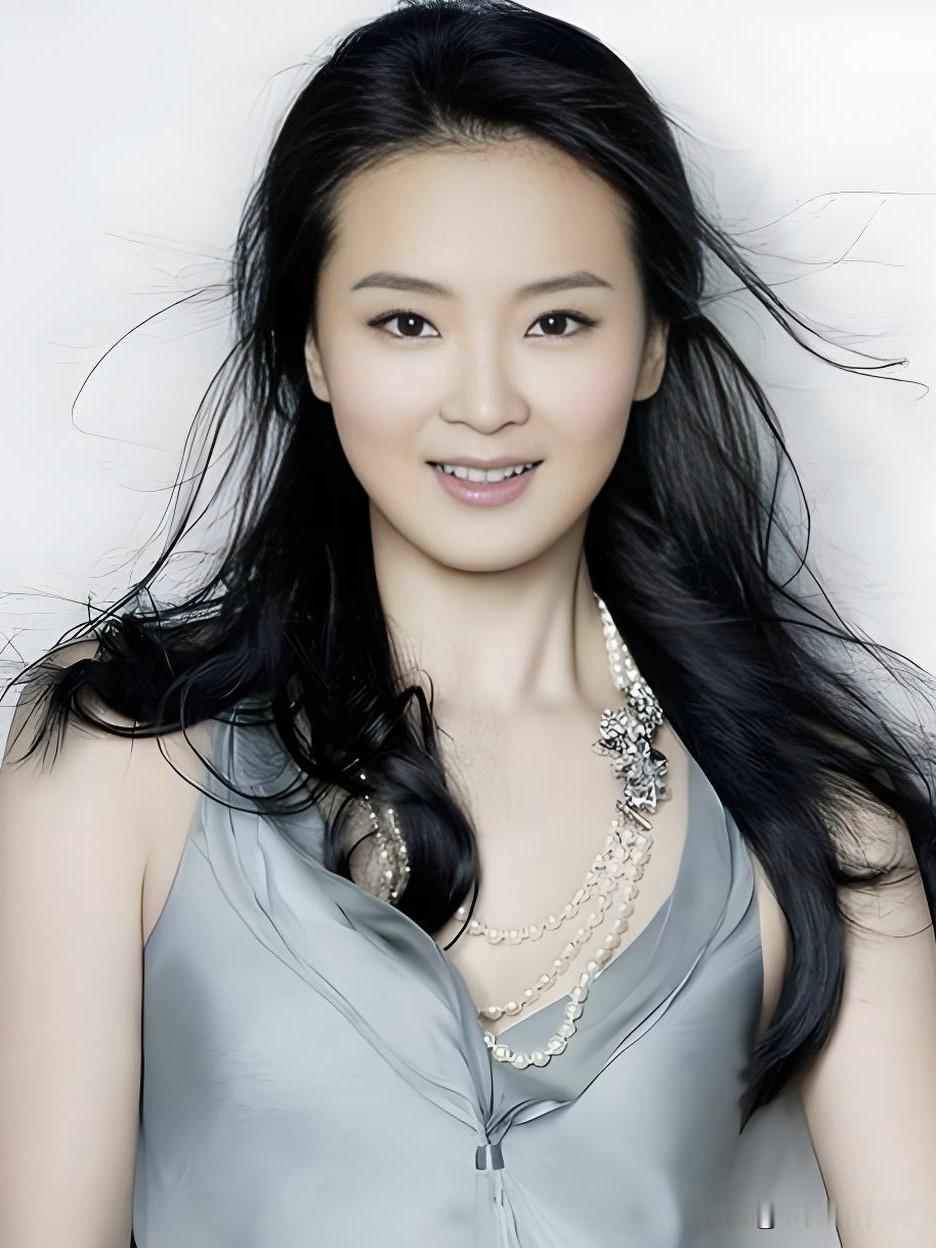 王艳，温婉如玉的古典美人。凭《还珠格格》晴儿一角走红，柔美气质与精湛演技深入人心