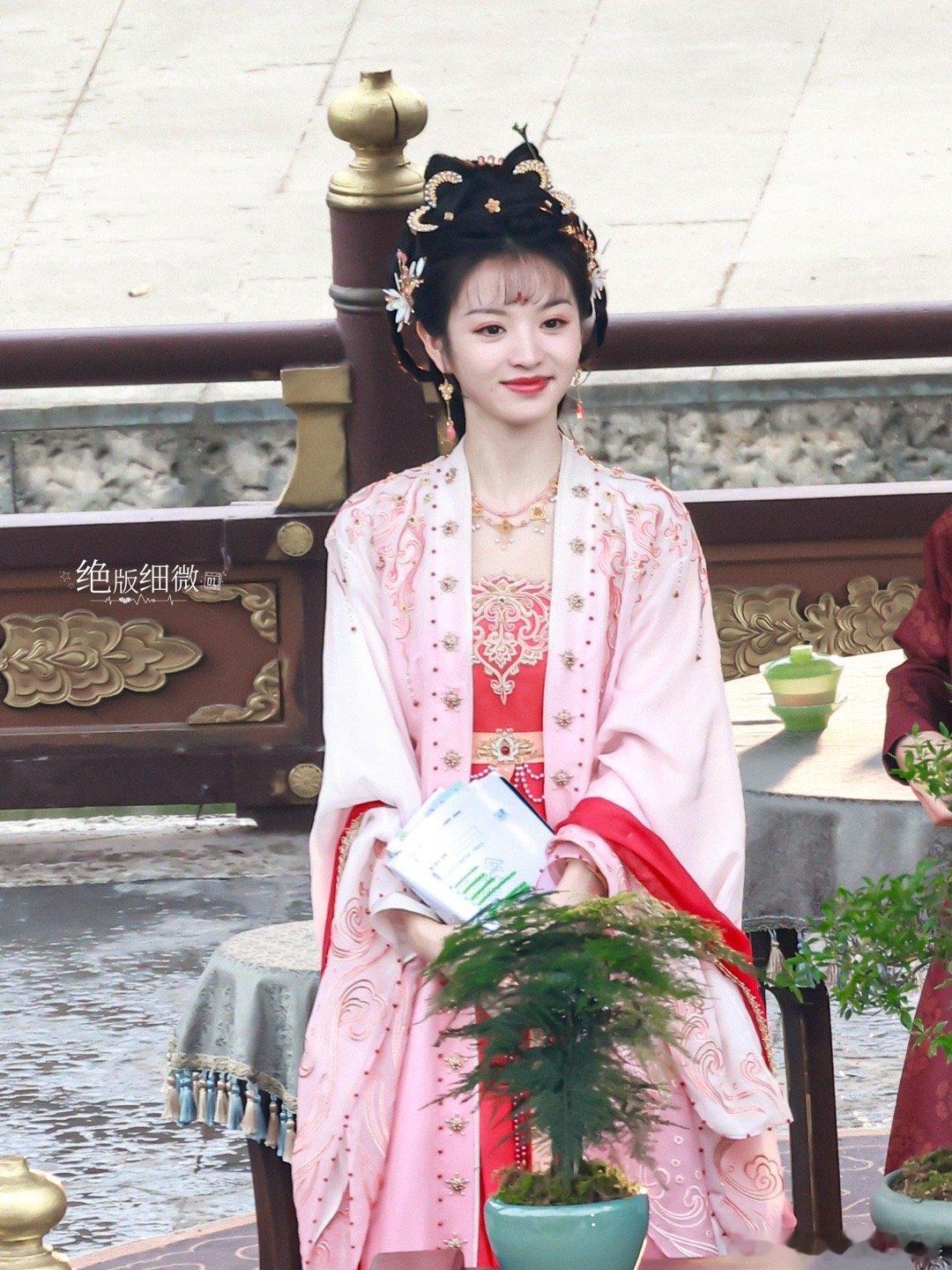 田曦薇的新剧古装表现力如何？为什么每个剧都有刘海 ​​​