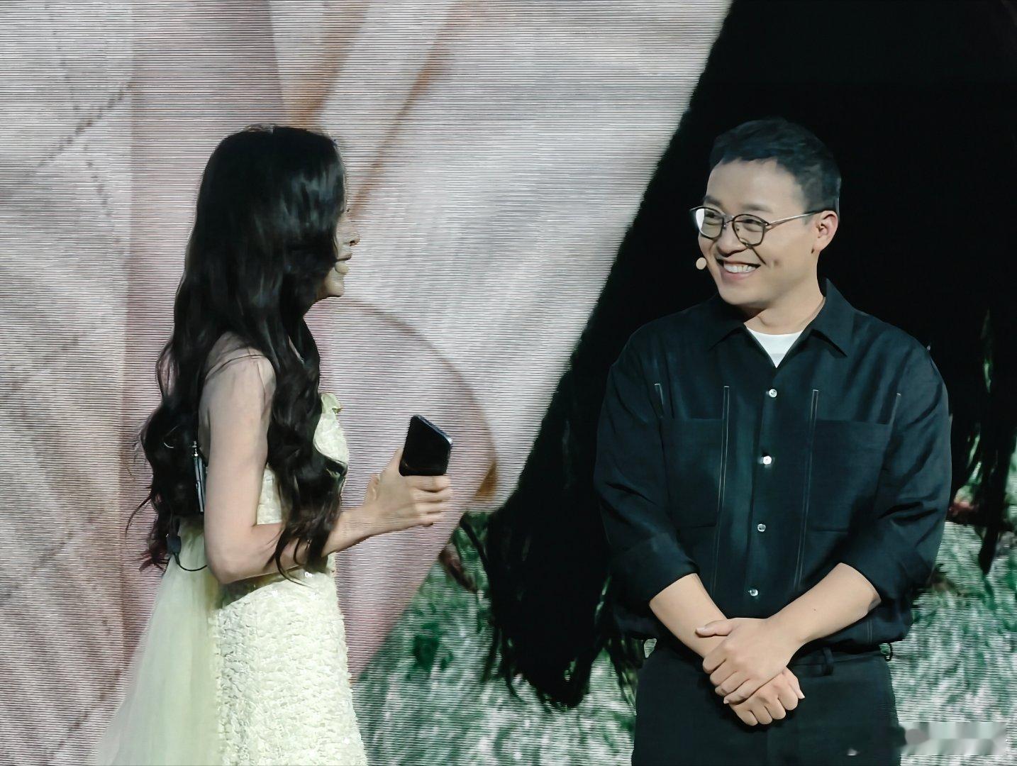 咱们起子看见章若楠酒窝笑得更深了 ​​​