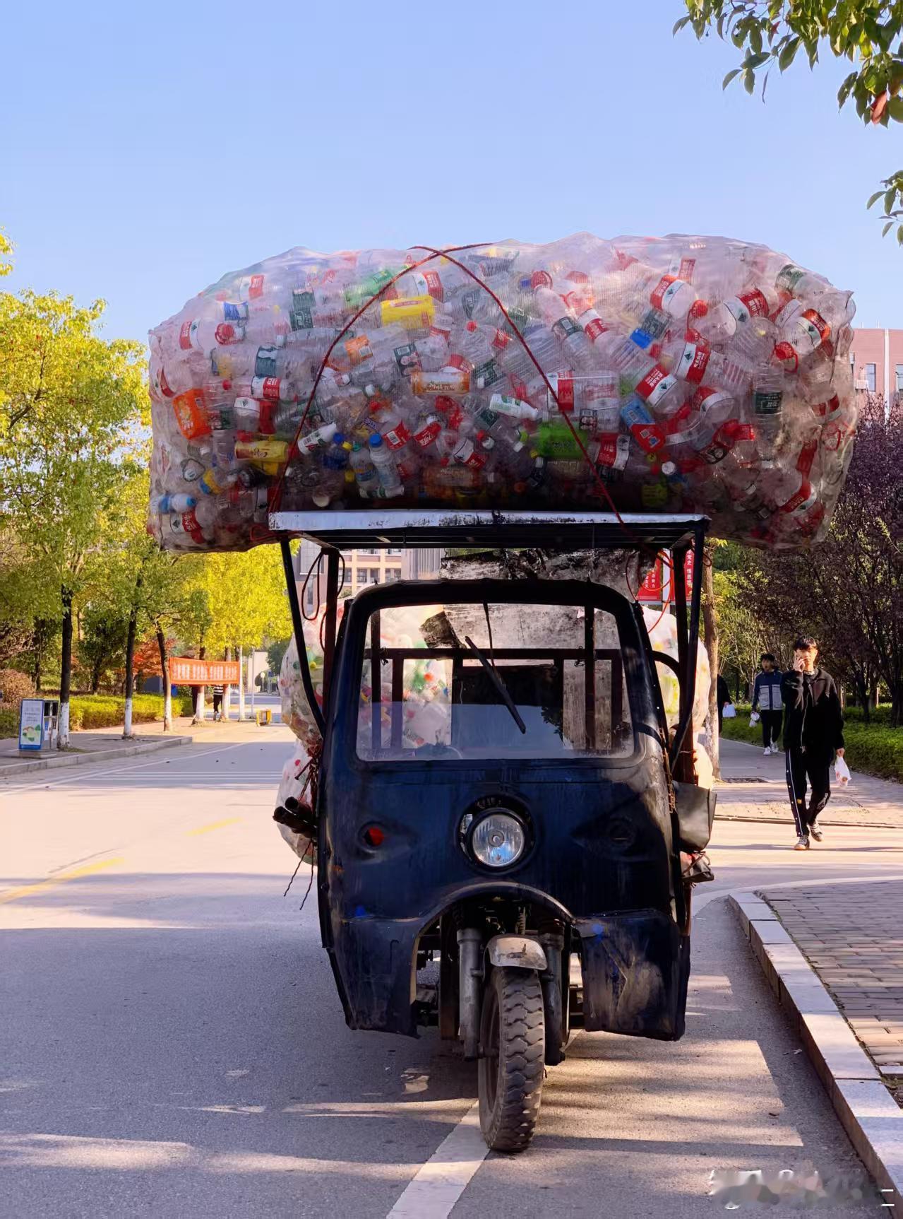 头顶生活，脚踩日子，劳动光荣，注意安全，不要轻易指责他客货混装，一地鸡毛的境地法