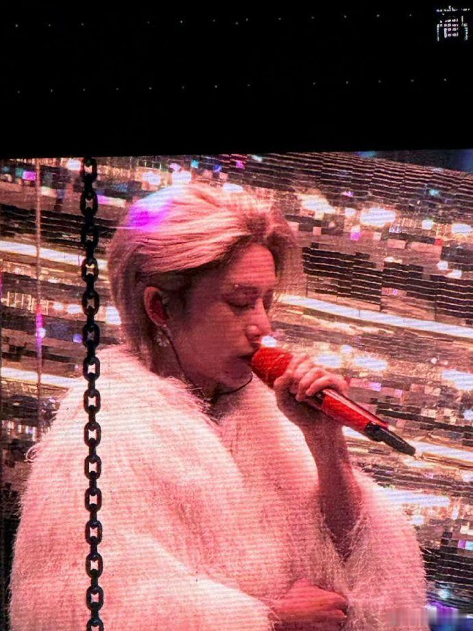 华晨宇 年轻的家主 南宁演唱会开场直接被华晨宇帅到！一身精致造型搭配笃定眼神，站