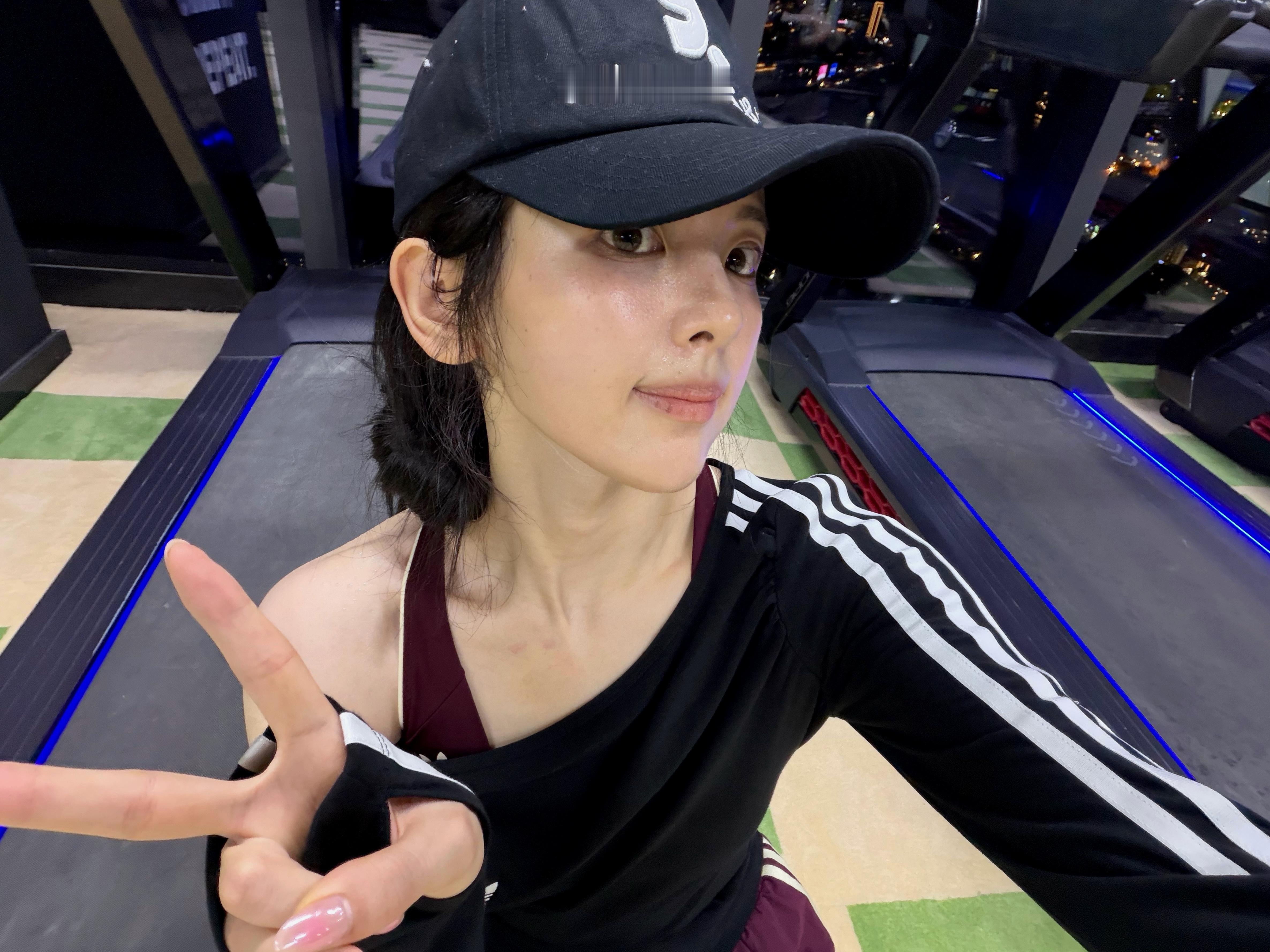 我们超越就这样练练练[awsl]根本没有身材不好的义务…🤲杨超越自律健身打卡杨