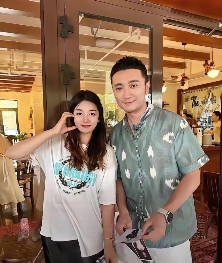 尼格买提和美女同框！她鹅蛋脸大眼睛，高鼻梁，樱桃小嘴，皮肤雪白，长发飘飘，笑容甜