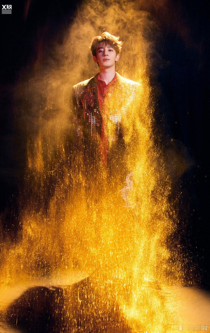 夏之光破晓霞光倾洒  夏之光一起点亮华彩非遗梦幻绮章  夏之光的舞姿如破晓霞光般