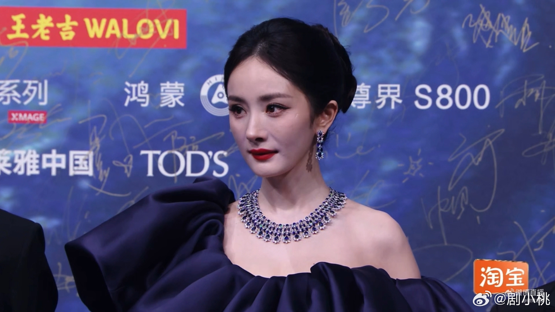 惊蛰无声剧组太权威了《惊蛰无声》剧组红毯名场面！张艺谋领衔超强阵容亮相，宋佳杨幂