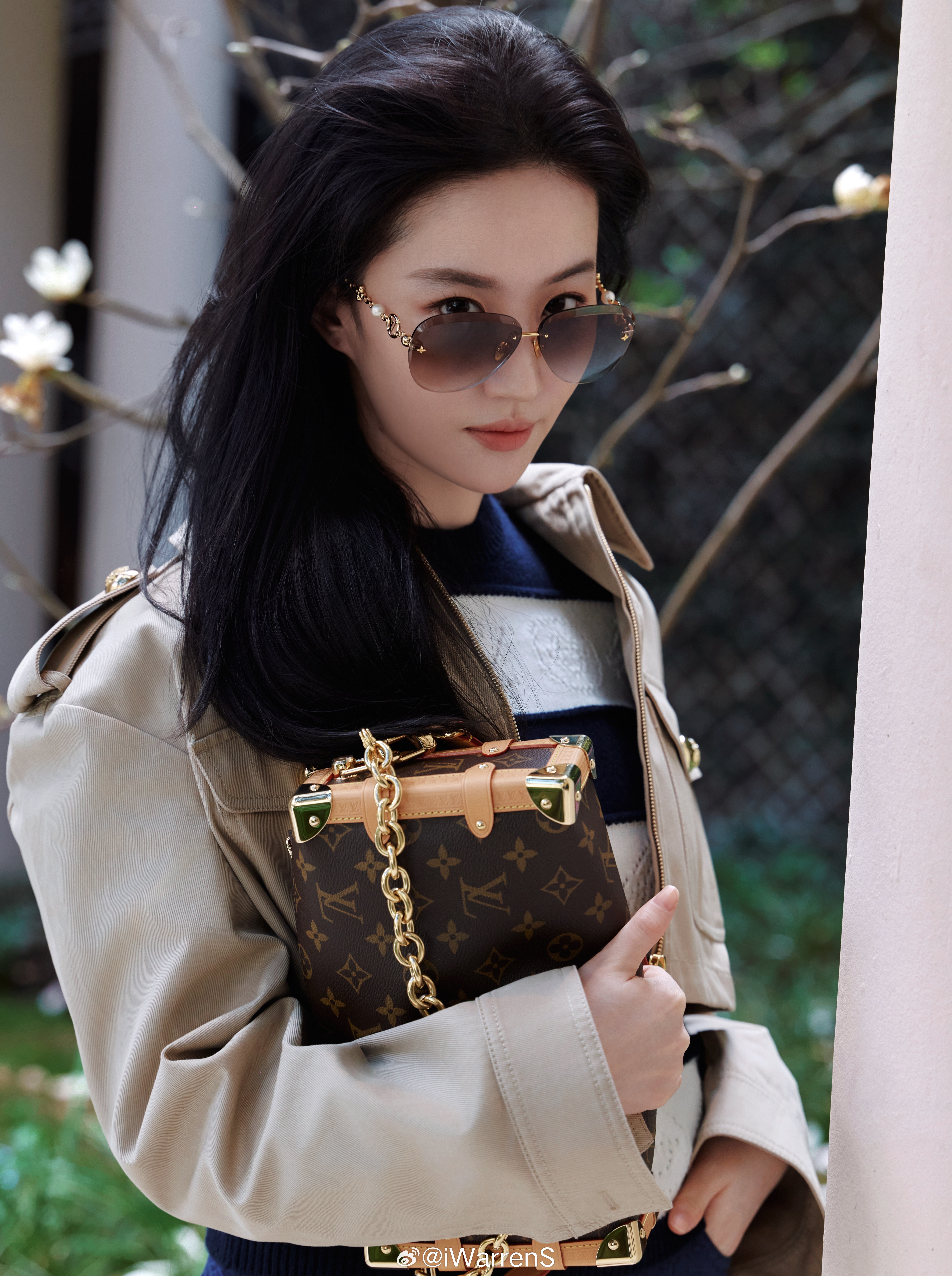 巨星刘亦菲更新LV大秀出发图了呀！刘亦菲巴黎看秀look真的是超美啊！松弛感拉满