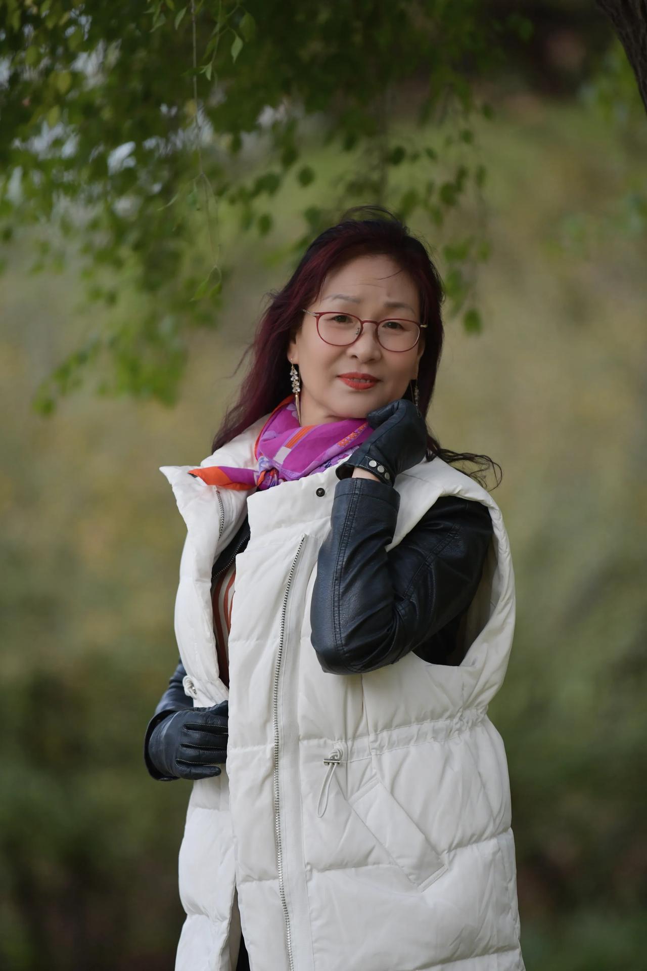 #可以分享一张秋景树叶照片吗# 金秋季节，秋风扫落叶，开心快乐每一天！#秋冬公园