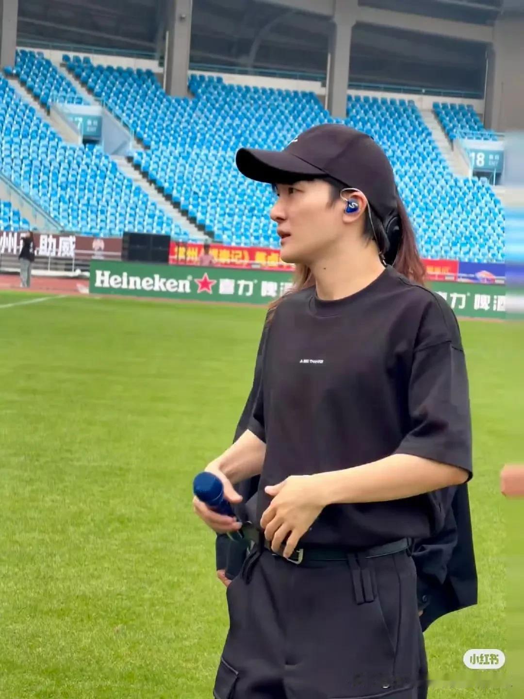 彩排也要酷酷哒[飞吻][飞吻][飞吻]@周深