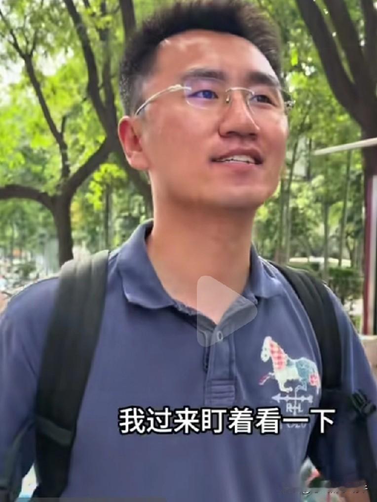 穆萨这是为妈妈站队到底了，彻底和他爸爸杠上了，老爸越不想让老妈穿裙子，穆萨就越要