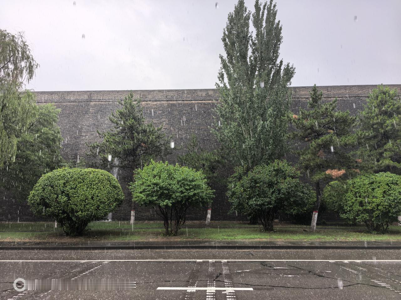 雨中漫步在大同古城墙，感受一下不一样的沧桑！