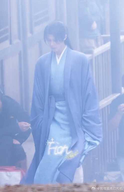 檀健次素衣披发造型檀健次谢却山蓝衣清冷感透 檀健次谢却山蓝衣清冷感透，檀健次素衣