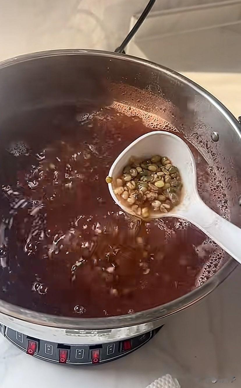 从来没煮过绿色的绿豆汤，一直以来煮的都是红色的。今天朋友来家里问我的绿豆汤为啥是