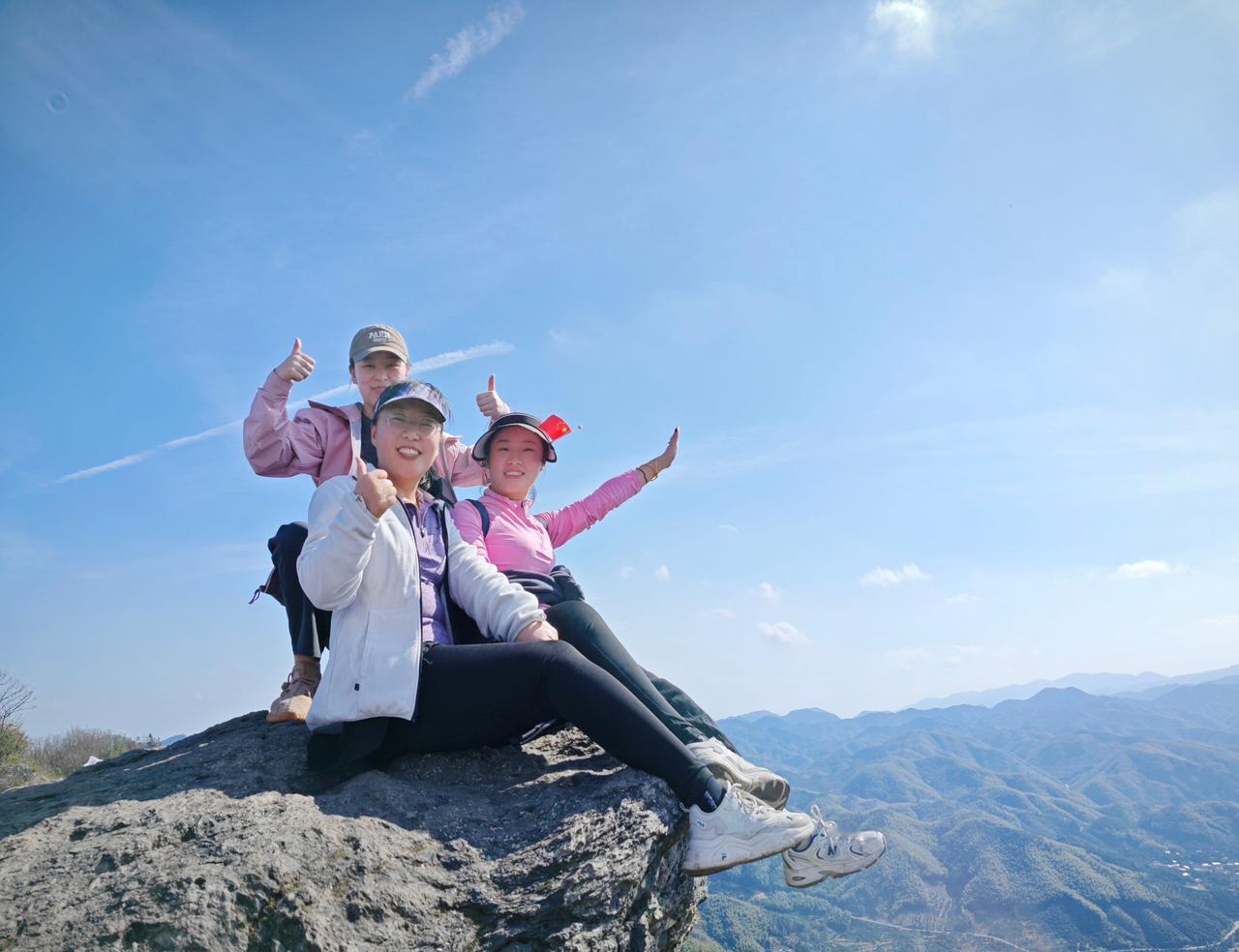 走马岗位于绍兴诸暨，是一处集自然风光与历史文化于一体的徒步胜地。这里不仅有连绵起