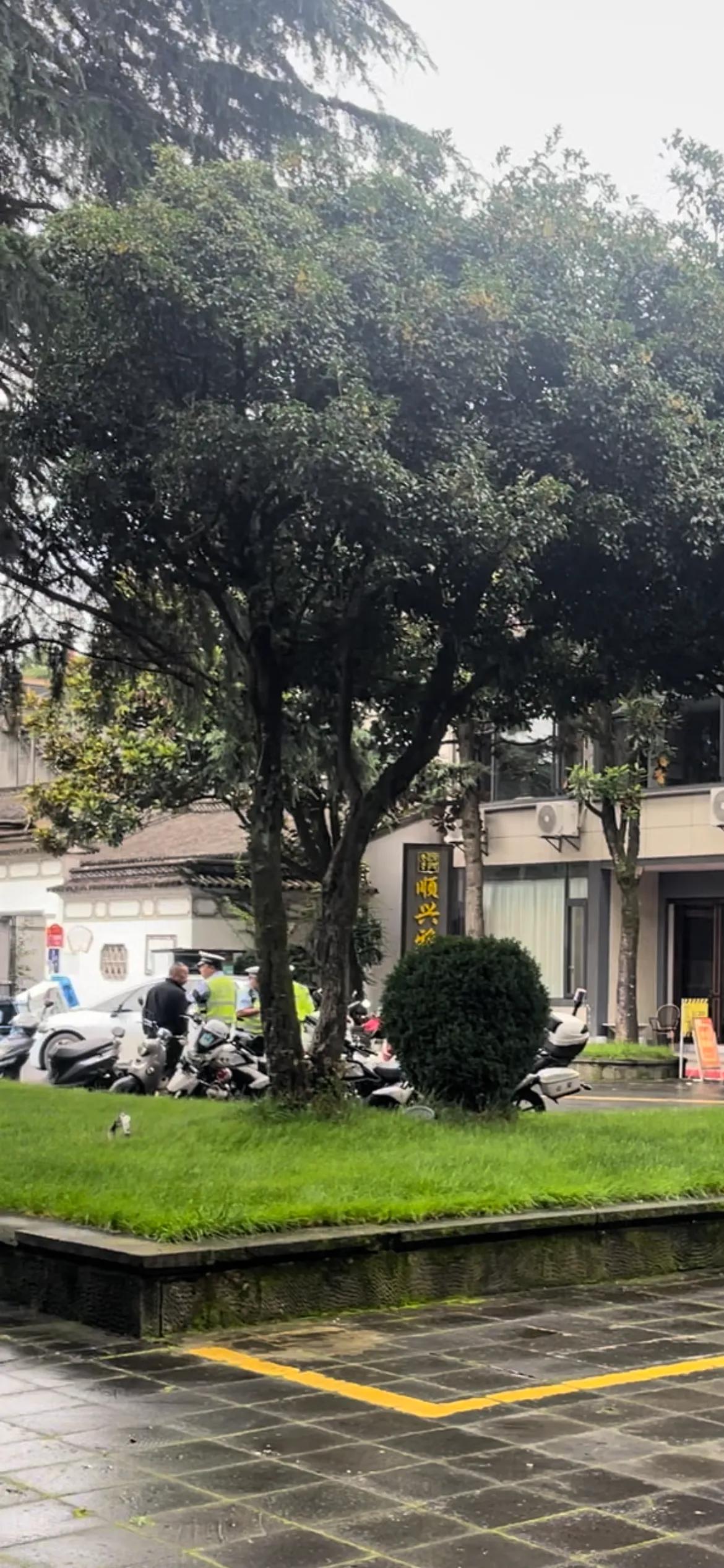 #为什么反对查电动车#
民众都是从正规渠道、商家购买的电动车！为什么不查生产厂家