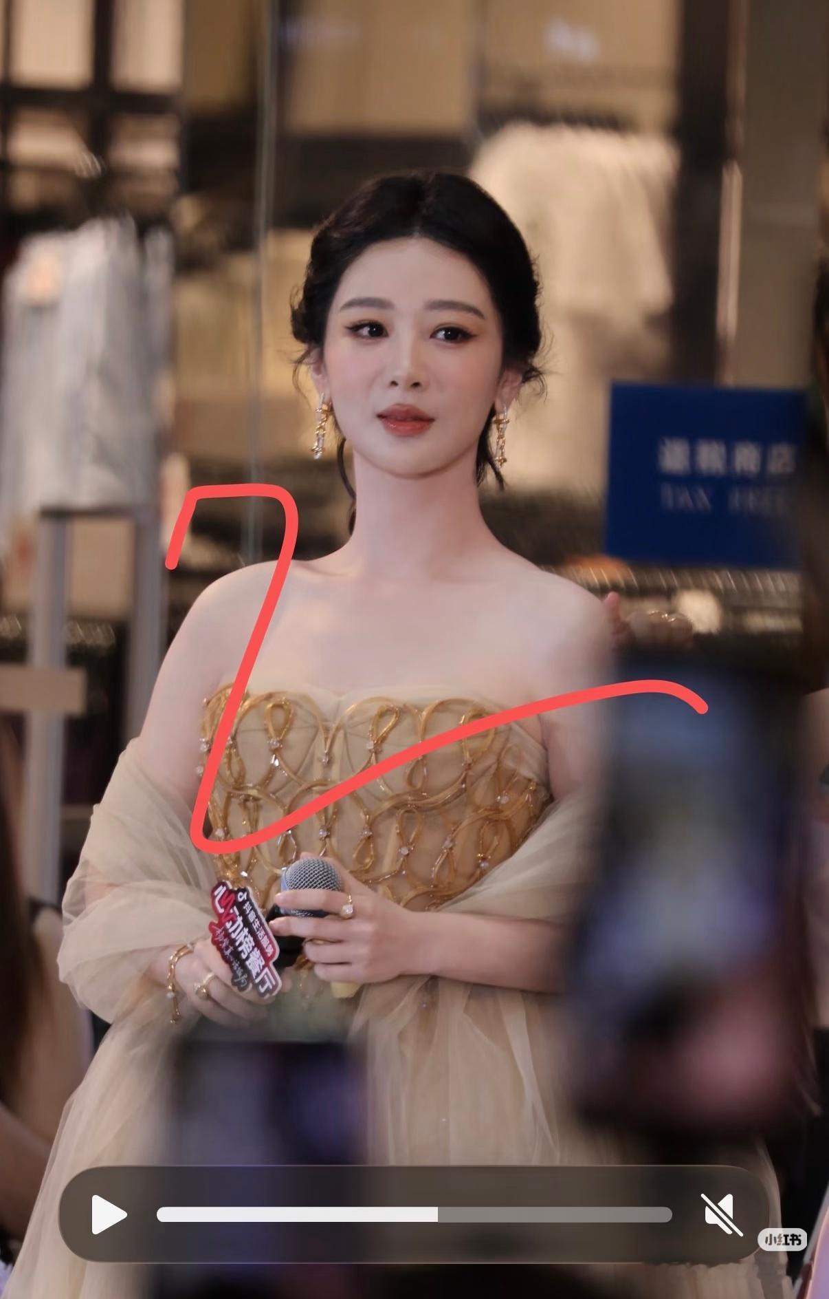杨紫今日活动生图，最近几次妆造跟刘仙的风格确实有点像 