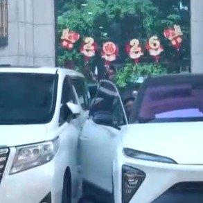 车停进去了，人下不来！老司机硬被逼成“缩骨功”传人

老张二十年驾龄，换了台宽两