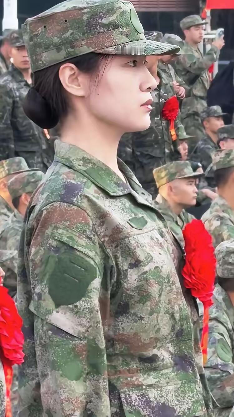 优秀的都送到军营去，这名女青年刚刚入伍就已具备军人气质，那站姿，那眼神英气逼人，