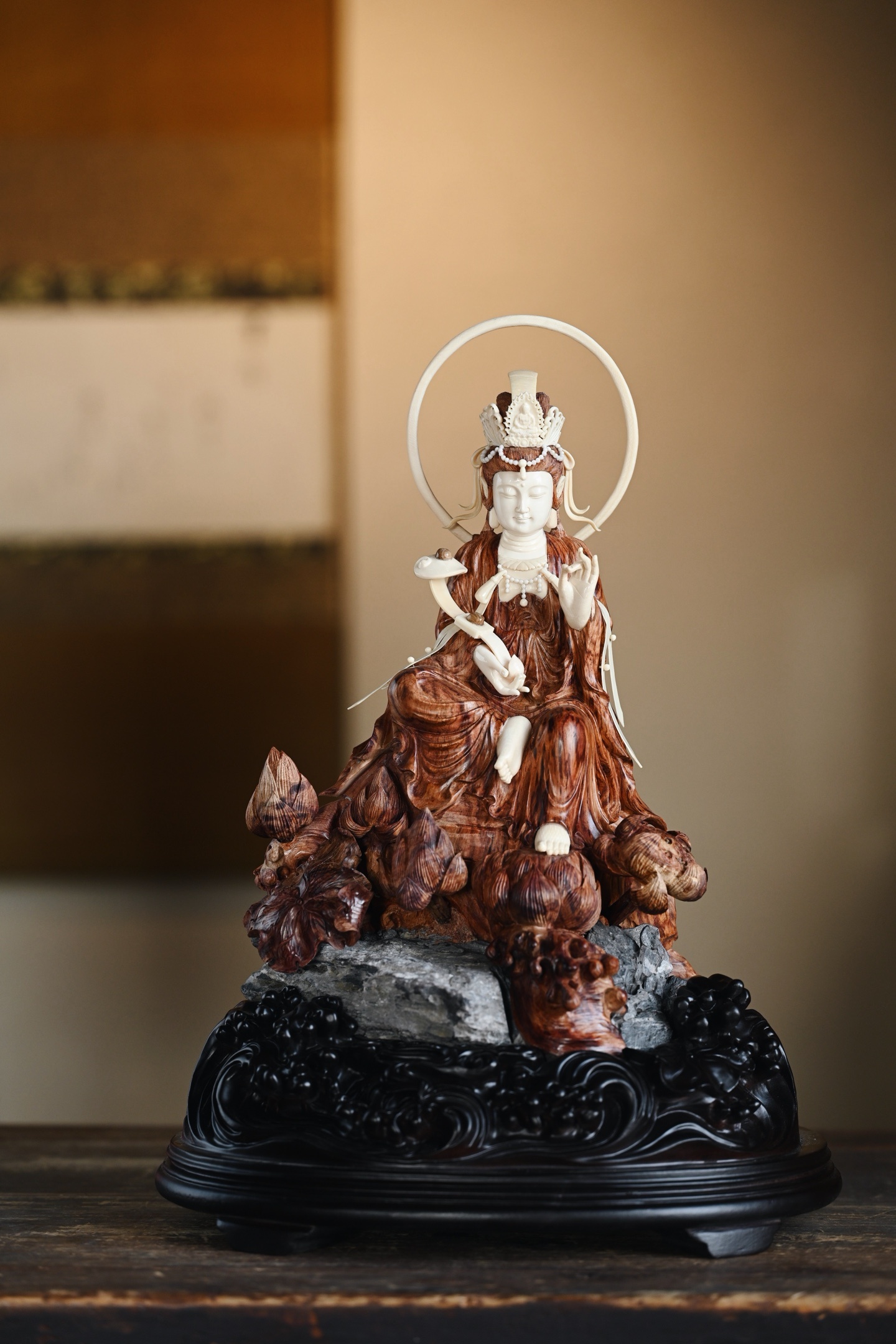 黄花梨×猛犸 | 如意观音观音体态娴静秀丽，法相和熙，衣襟褶皱顺畅自然，轻柔飘逸