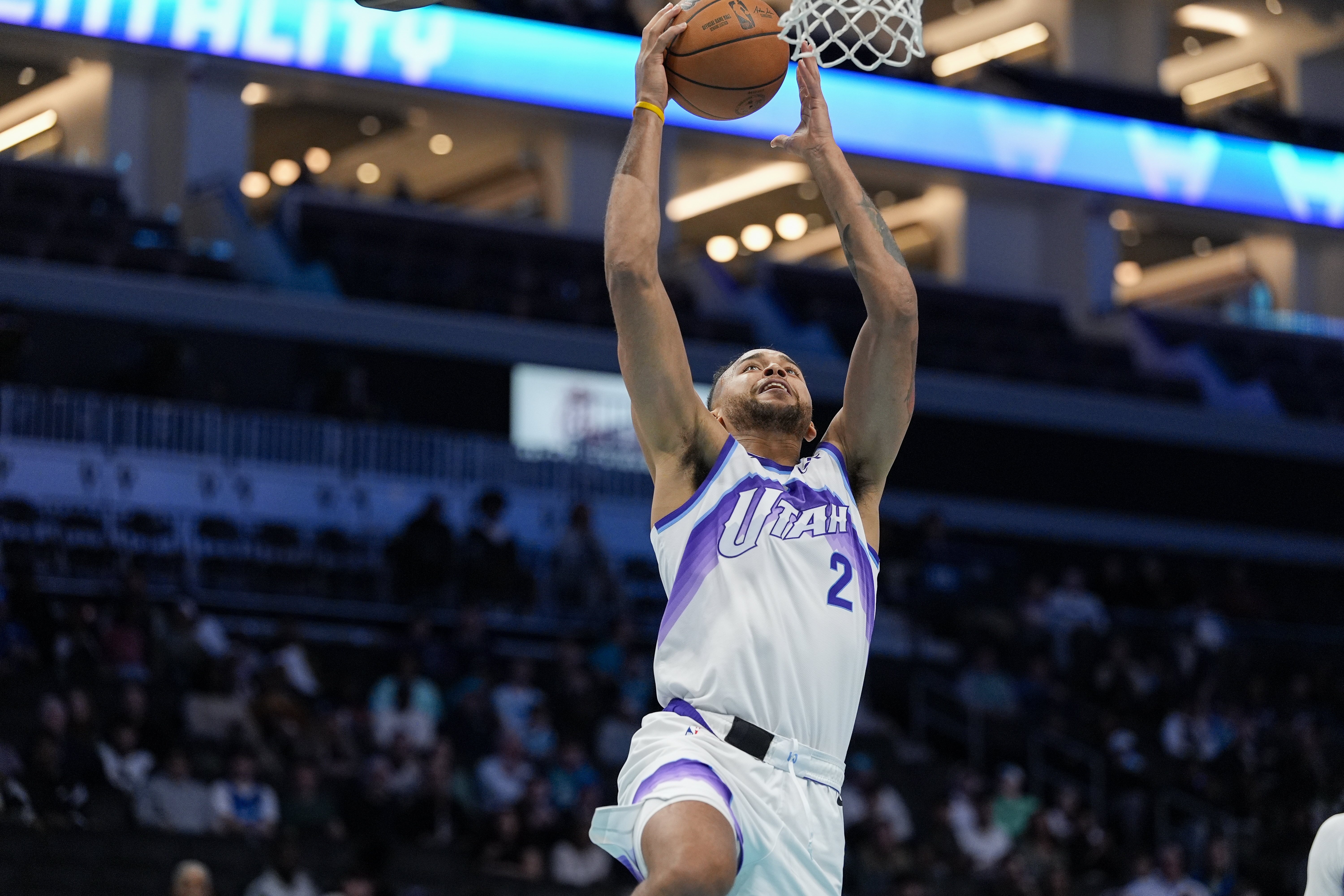 垃圾时间老同志出出汗！李凯尔替补7中5得12分6板6助 三分2中2