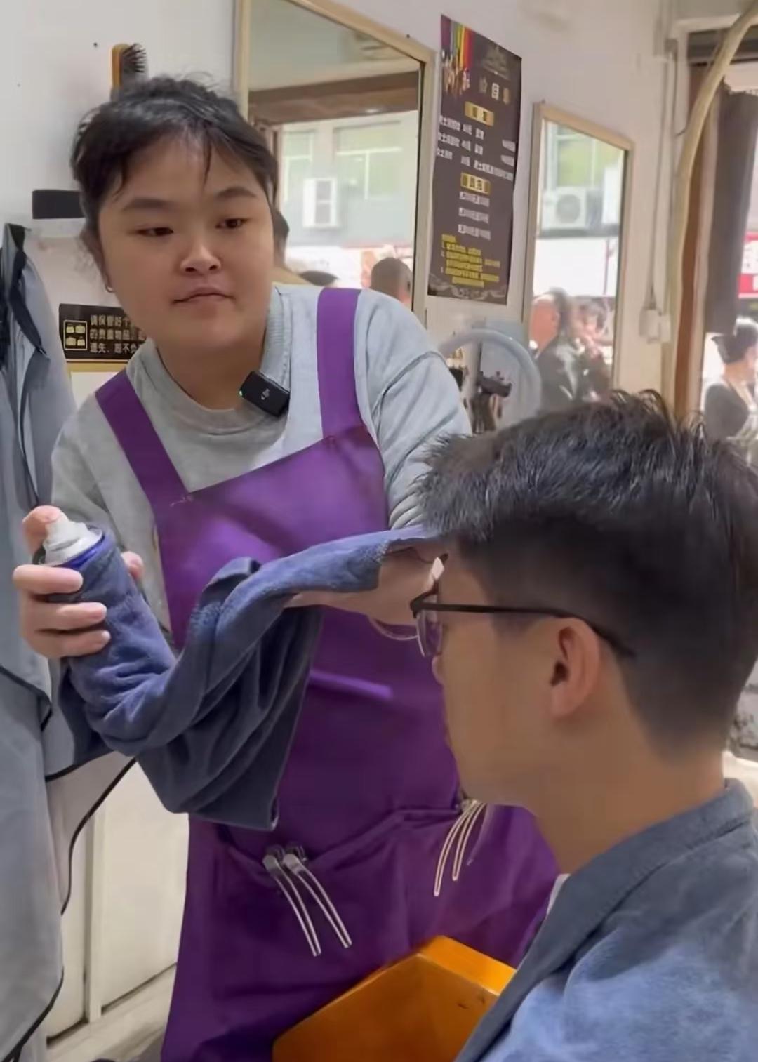 当江西鸡排哥爆火，有多少人记得湖南怀化理发姐？理发姐晓华的巅峰时刻曾同样耀眼。她