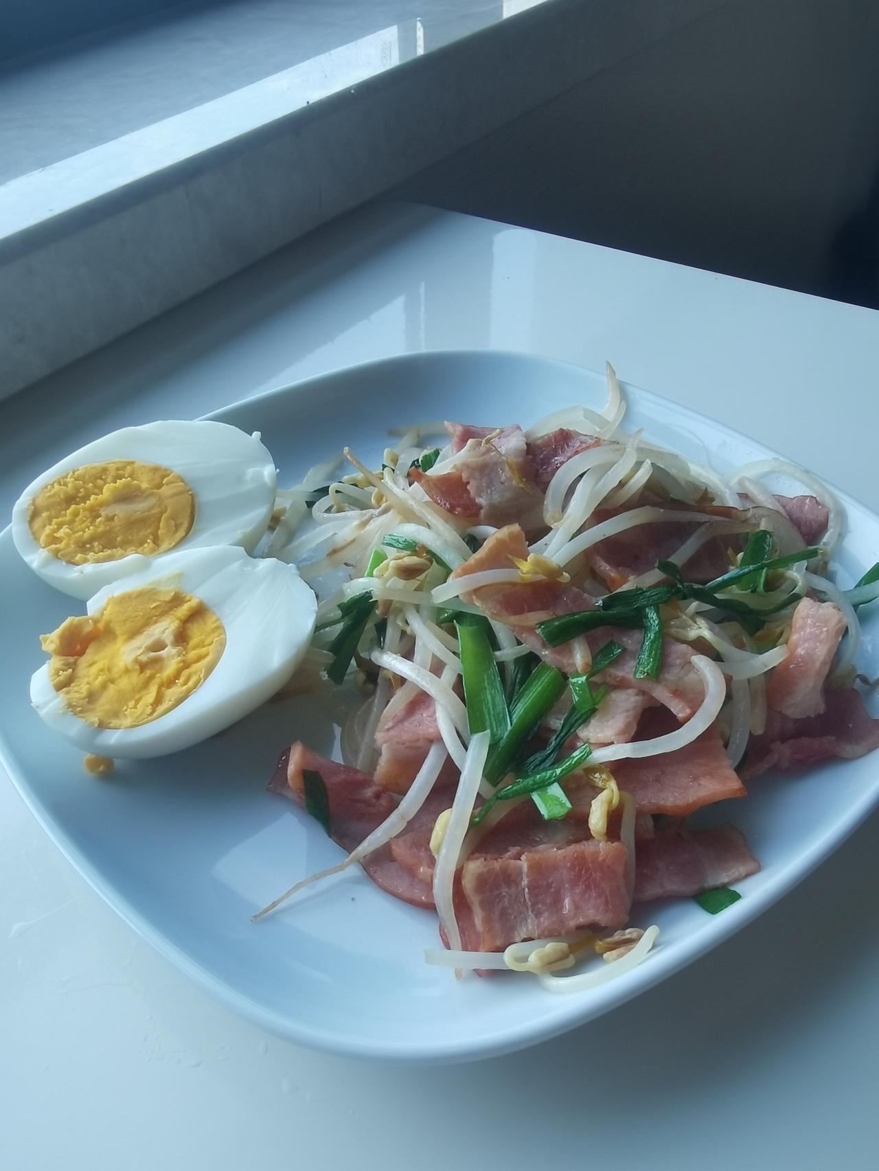 星期六，早餐菜单
豆芽韭菜炒培根、白煮蛋、老面榨菜萝卜丝包、咖啡

【今日小感悟