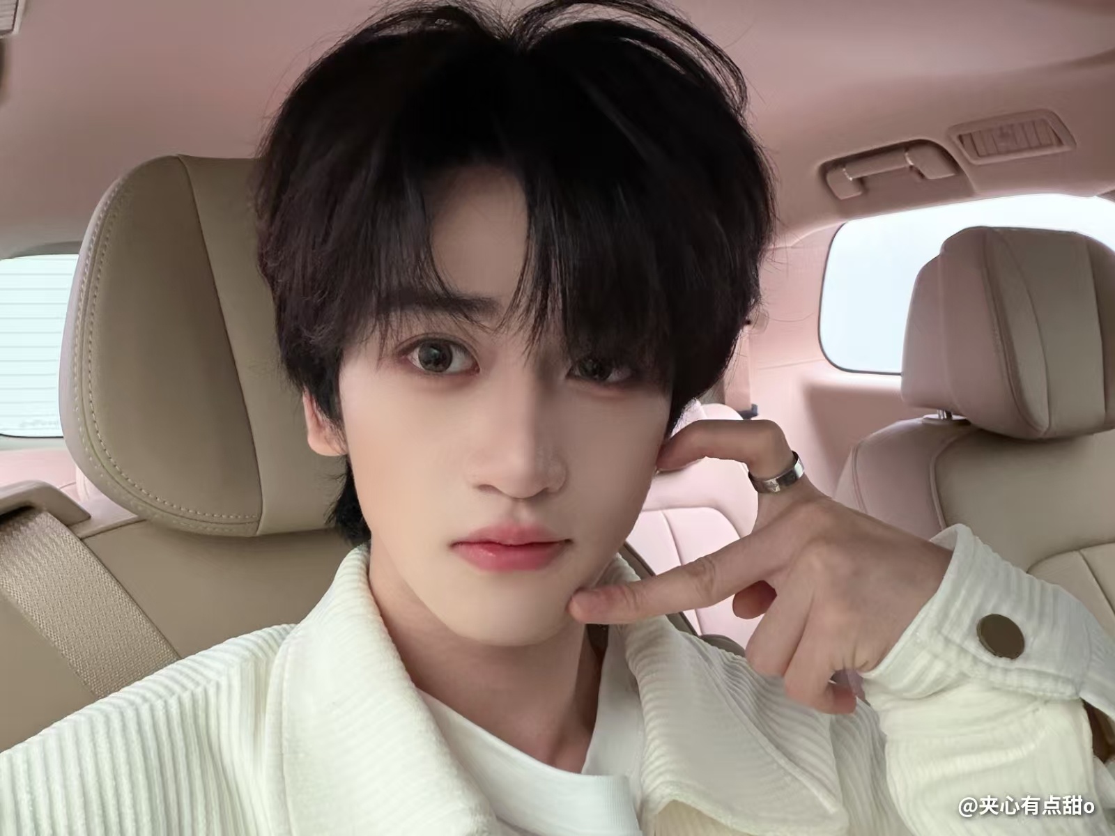 邓佳鑫高会更新打开高会就看到邓佳鑫的帅照暴击，这颜值这状态，随手一拍都是画报水平