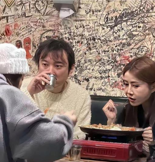 王思聪和朋友聚餐，他看着好憔悴呀。 