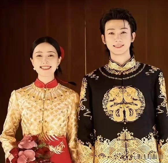 白举纲晒婚礼！
好奇查了一下他的妻子，
不查不知道，白举纲的妻子居然是一位圈外人