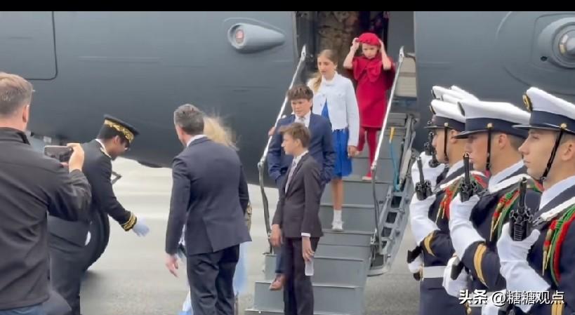 美国战争部长赫克赛斯有3段婚姻，有5个儿子，2个女儿，这次诺曼底登陆，带着一家去