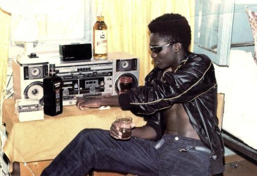 苏联时期，苏联军校培训大批非洲军官，非洲黑人军队水平还是如此菜。拿着补贴的非洲军