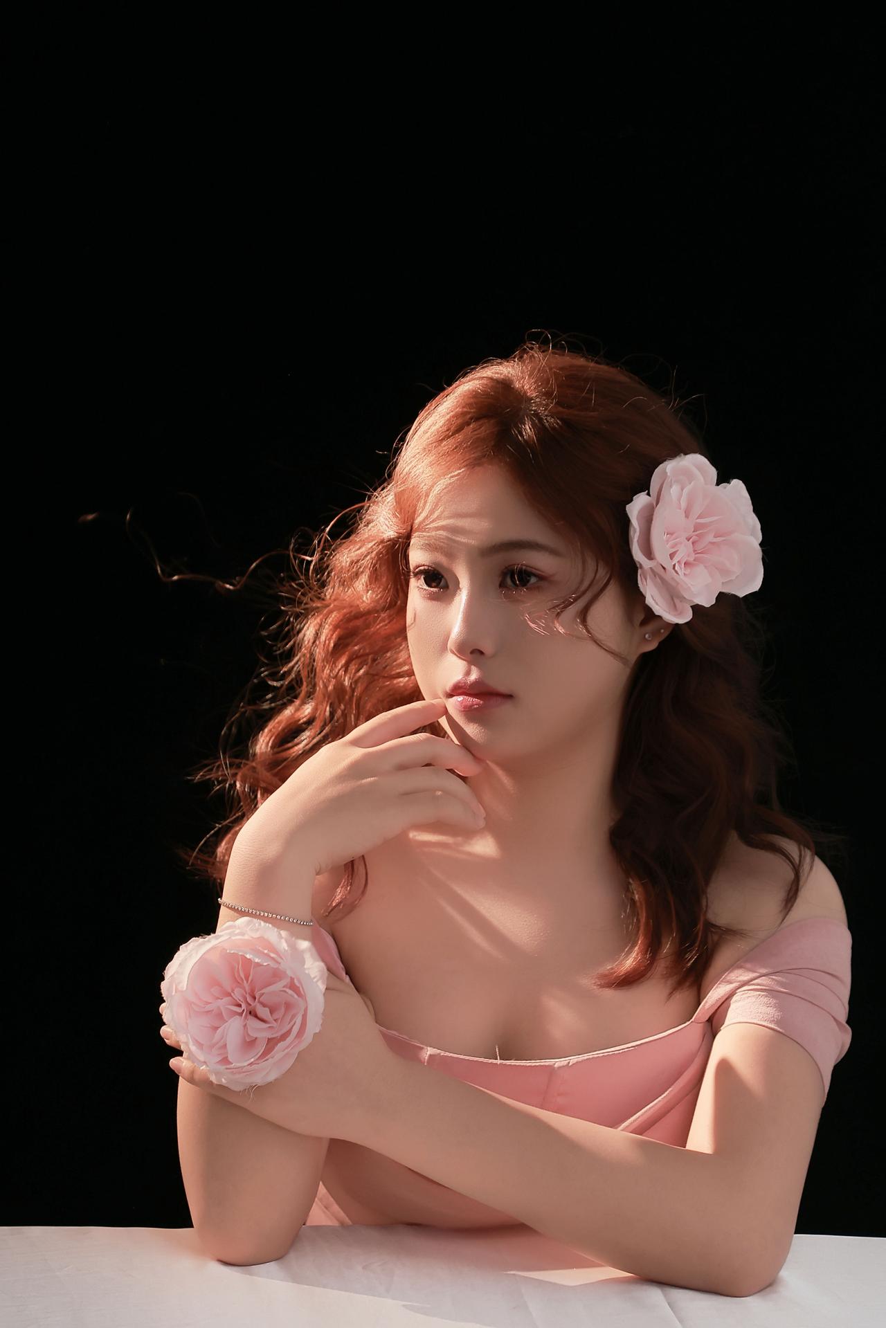 一株蝴蝶兰，一束光，一张有故事的脸。🦋💜 这组蝴蝶兰肖像写真，把东方的清雅和