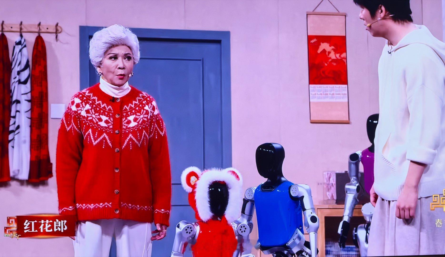 春晚节目单一开始两首歌歌词都有点太密了，歌词风格有些ai。紧接着，蔡明就带着机器