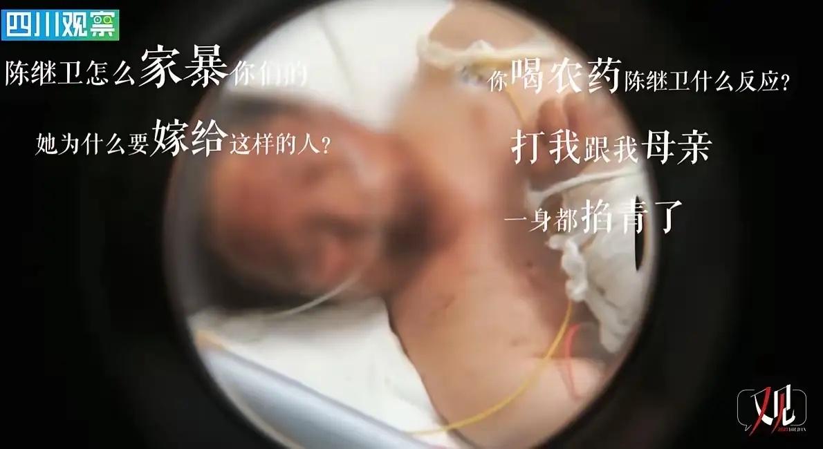 云南，一名男子对妻子实施家暴，妻子不堪其辱，只能睡在沙发上。可男子仍不罢休，竟拿
