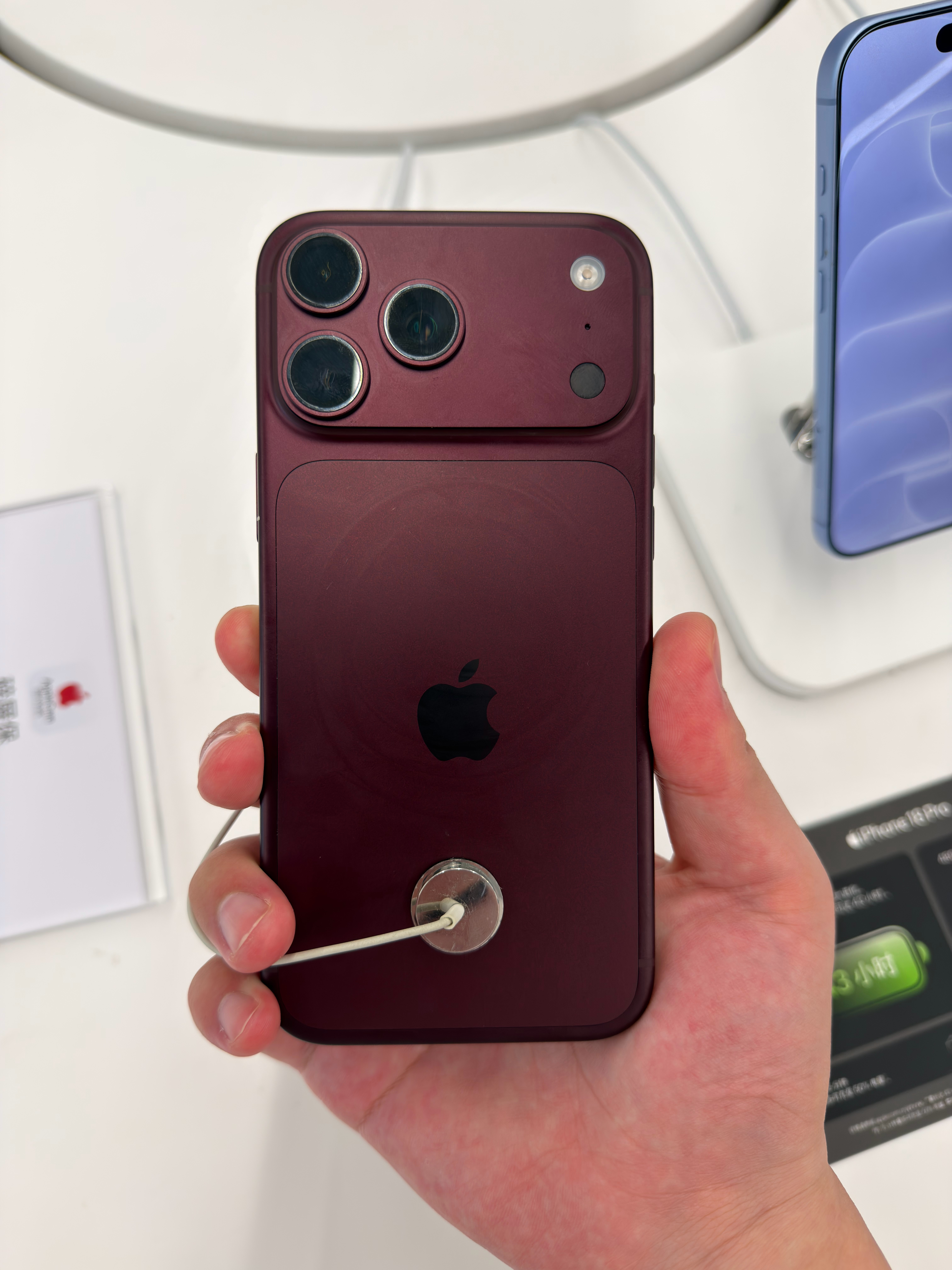 今天在线下看了一下iPhone18 Pro系列真机，蓝色比想象中好看，银色百搭耐