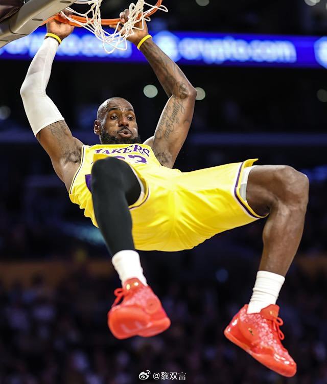 詹姆斯这赛季扣篮92次，为八年来的个人新高。 