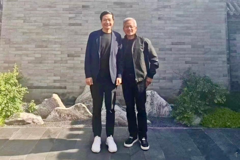 小米雷军和英伟达黄仁勋合影 ​​​