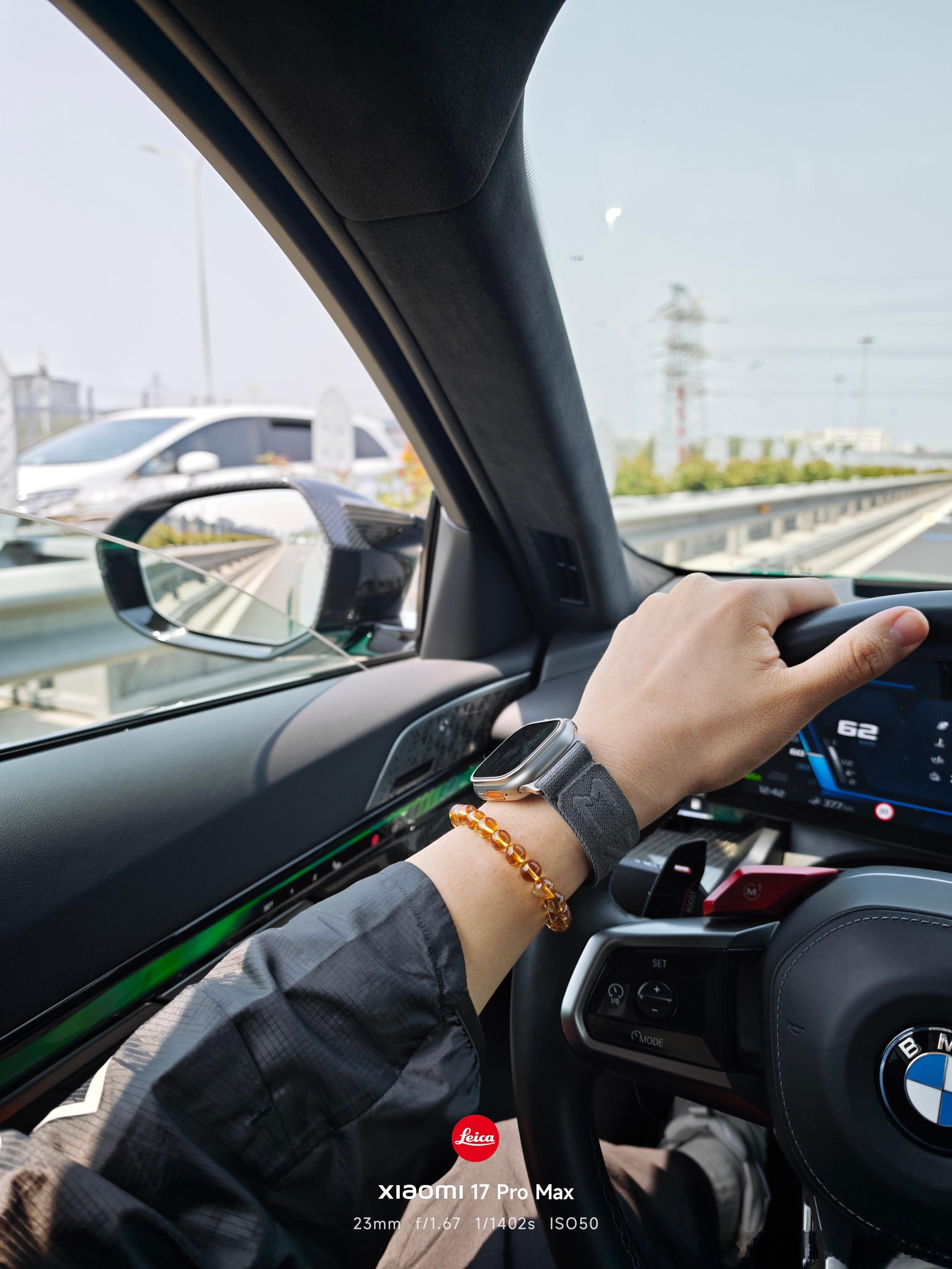 开窗户开车，贴着左边，享受BMW M5 V8T声浪打在护栏后返回车内的韵律！🎶