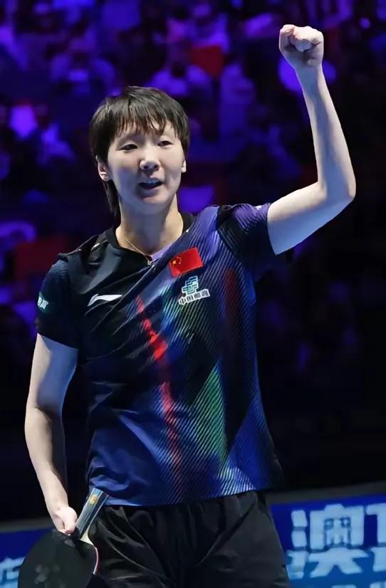 王曼昱夺冠，最动人的不是奖杯，而是她侧身将奖杯晃向主持人，仿佛在说“这也有你一份